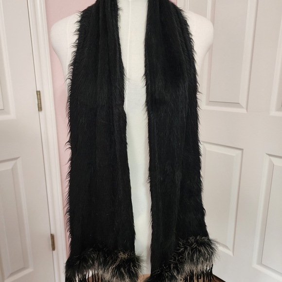 Accessories - Elegant Black Faux Fur Scarf